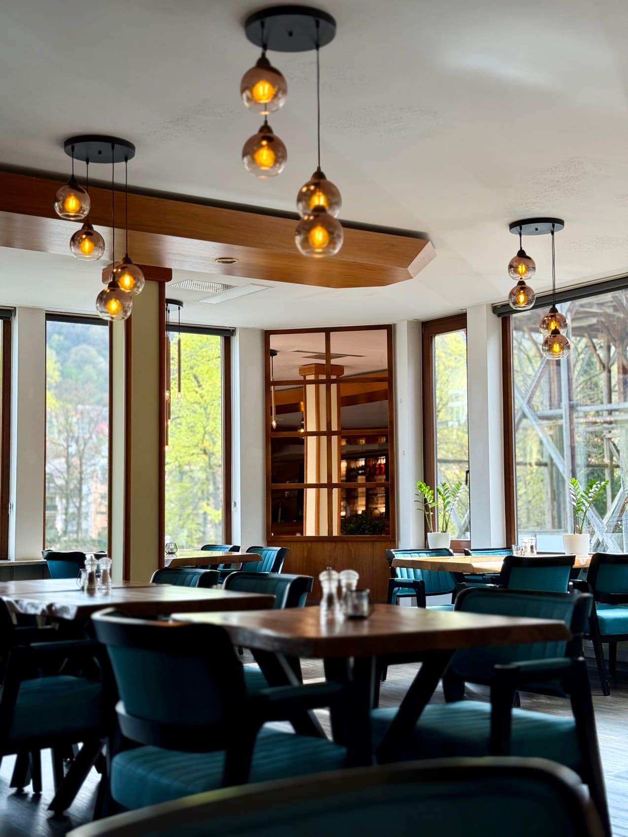 Restaurant Lorösch – Bar mit Kupferlampen und petrolfarbenen Stühlen